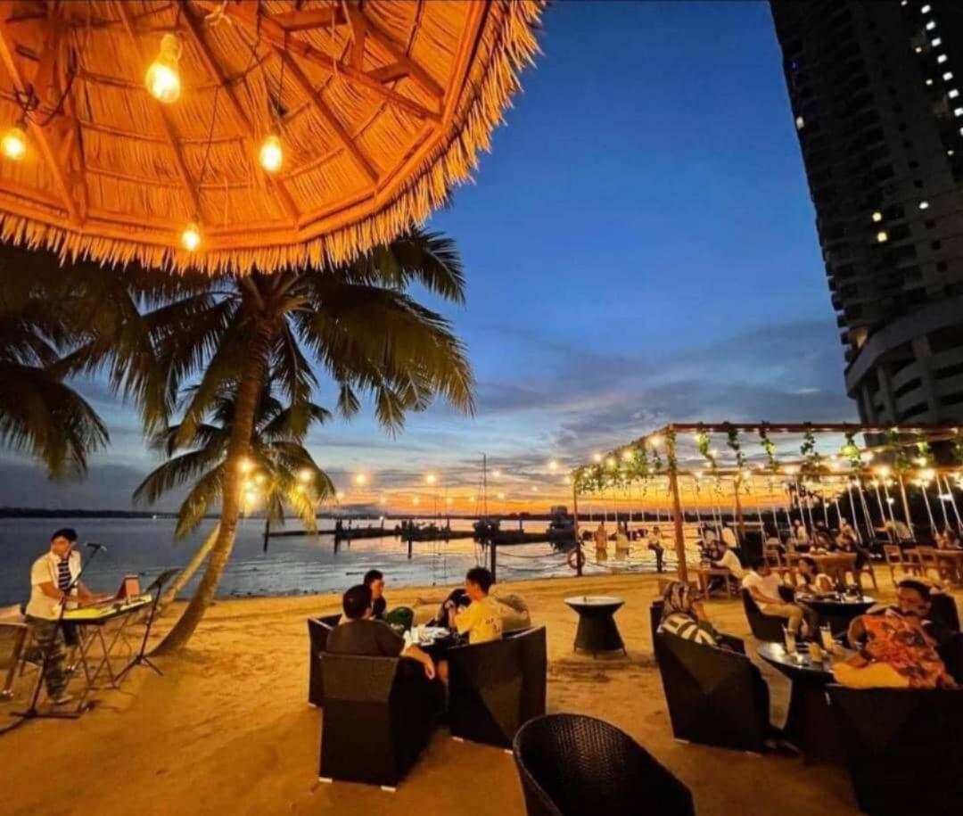 精简设计两卧两卫海景公寓2-4人入住 金海湾danga Bay Apartment Johor Bahru
